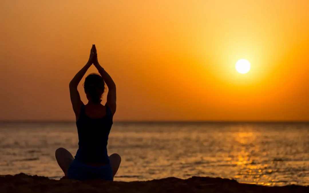 Yoga matinal avec les salutations au soleil